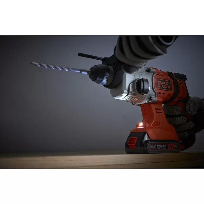 Black+Decker Akku-Kombihammer BCD900E2K-QW - 18 V, 2 Akkus, 2,5 Ah, Leerlaufdrehzahl: 1.880 U/min, Einzelschlagstärke: 1,2 J - Anwendungsbeispiel