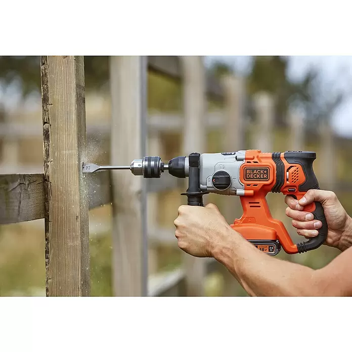 Black+Decker Akku-Kombihammer BCD900E2K-QW - 18 V, 2 Akkus, 2,5 Ah, Leerlaufdrehzahl: 1.880 U/min, Einzelschlagstärke: 1,2 J - Anwendungsbeispiel
