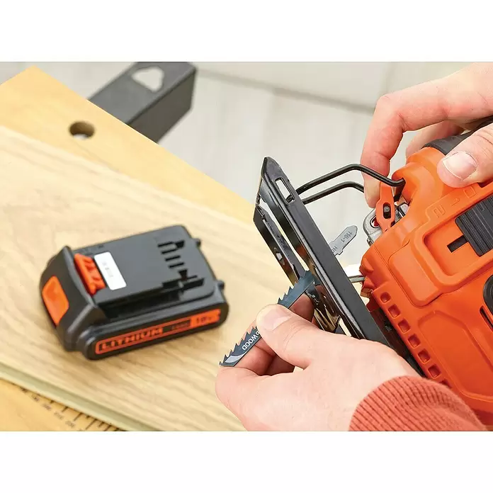 Black+Decker Pendelhubstichsäge BDCJS18N-XJ - 18 V, Ohne Akku, 0 - 2.500 Hübe/min - Anwendungsbeispiel