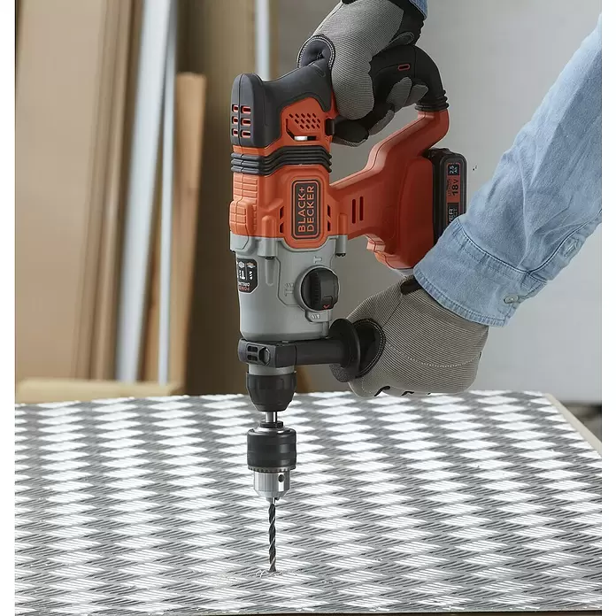 Black+Decker Akku-Kombihammer BCD900E2K-QW - 18 V, 2 Akkus, 2,5 Ah, Leerlaufdrehzahl: 1.880 U/min, Einzelschlagstärke: 1,2 J - Anwendungsbeispiel