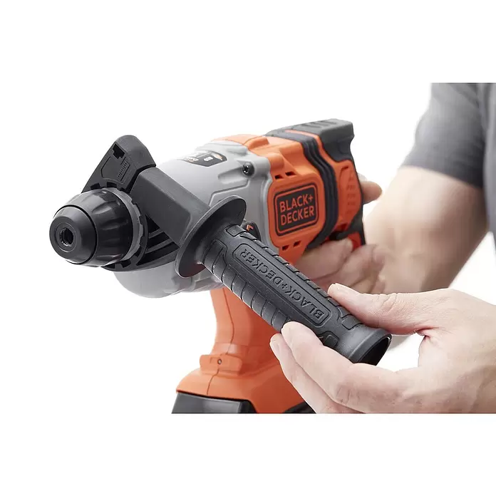 Black+Decker Akku-Kombihammer BCD900E2K-QW - 18 V, 2 Akkus, 2,5 Ah, Leerlaufdrehzahl: 1.880 U/min, Einzelschlagstärke: 1,2 J - Anwendungsbeispiel