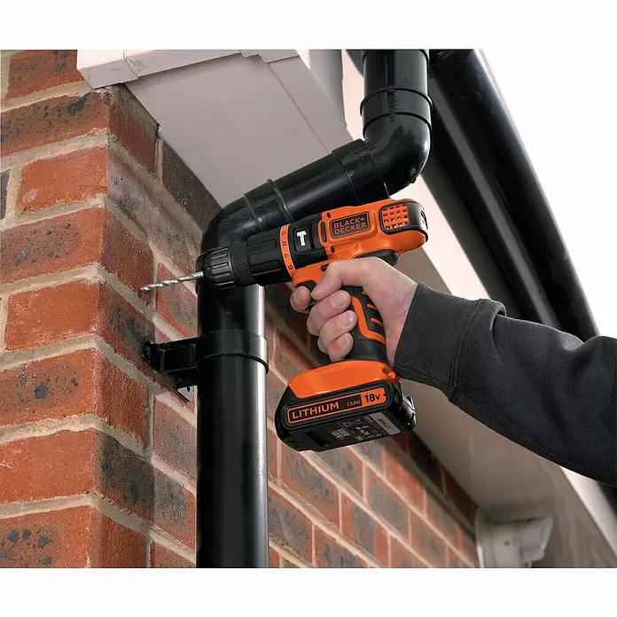 Black+Decker Akku-Schlagbohrschrauber BDCH188N-XJ - 18 V, Leerlaufdrehzahl: 0 U/min - 1.350 U/min - Anwendungsbeispiel