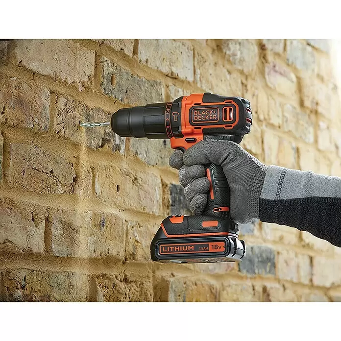 Black+Decker Akku-Schlagbohrschrauber BDCHD18K-QW - 18 V, 1,5 Ah, 1 Akku, 360 U/min - 1.400 U/min - Anwendungsbeispiel