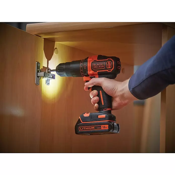 Black+Decker Akku-Schlagbohrschrauber BDCHD18K-QW - 18 V, 1,5 Ah, 1 Akku, 360 U/min - 1.400 U/min - Anwendungsbeispiel