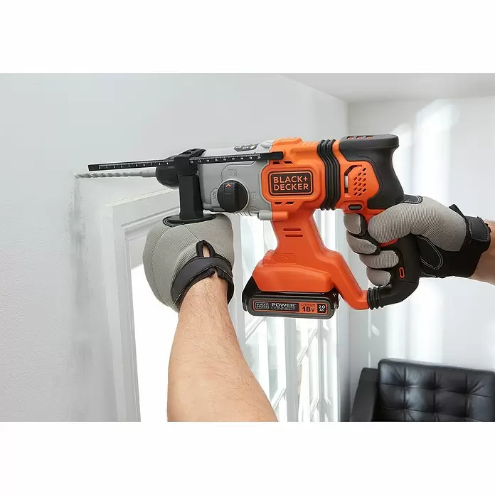 Black+Decker Akku-Kombihammer BCD900B-XJ - 18 V, Ohne Akku, Leerlaufdrehzahl: 0 U/min - 1.880 U/min, Einzelschlagstärke: 1,2 J - Anwendungsbeispiel