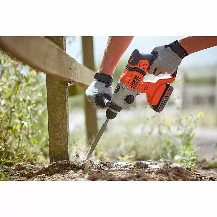 Black+Decker Akku-Kombihammer BCD900B-XJ - 18 V, Ohne Akku, Leerlaufdrehzahl: 0 U/min - 1.880 U/min, Einzelschlagstärke: 1,2 J - Anwendungsbeispiel