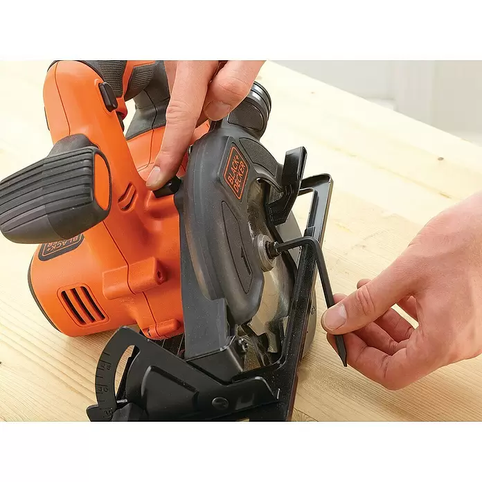 Black+Decker Akku-Handkreissäge BDCCS18-QW - 18 V, 1 Akku, 2 Ah, 3.700 U/min - Anwendungsbeispiel