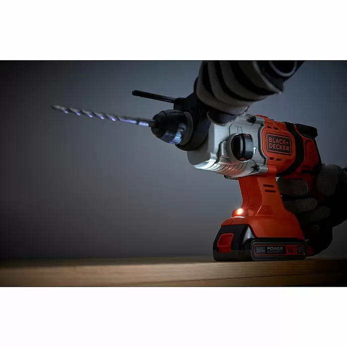 Black+Decker Akku-Kombihammer BCD900B-XJ - 18 V, Ohne Akku, Leerlaufdrehzahl: 0 U/min - 1.880 U/min, Einzelschlagstärke: 1,2 J - Anwendungsbeispiel