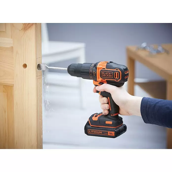 Black+Decker Akku-Schlagbohrschrauber BDCHD18K-QW - 18 V, 1,5 Ah, 1 Akku, 360 U/min - 1.400 U/min - Anwendungsbeispiel