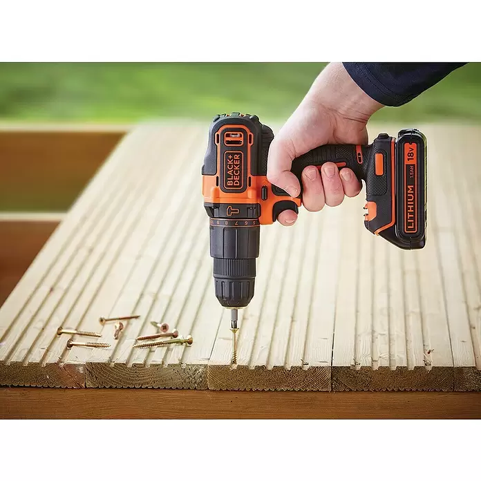 Black+Decker Akku-Schlagbohrschrauber BDCHD18K-QW - 18 V, 1,5 Ah, 1 Akku, 360 U/min - 1.400 U/min - Anwendungsbeispiel