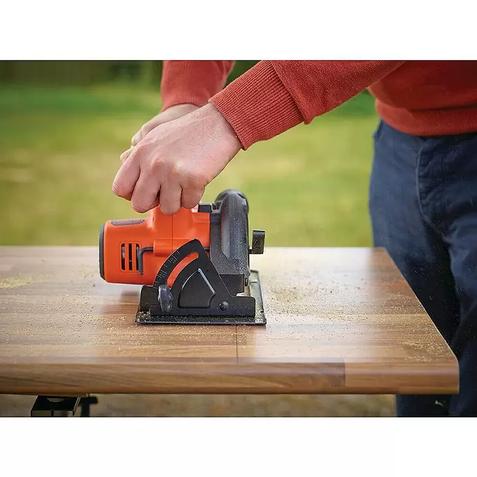 Black+Decker Akku-Handkreissäge BDCCS18-QW - 18 V, 1 Akku, 2 Ah, 3.700 U/min - Anwendungsbeispiel