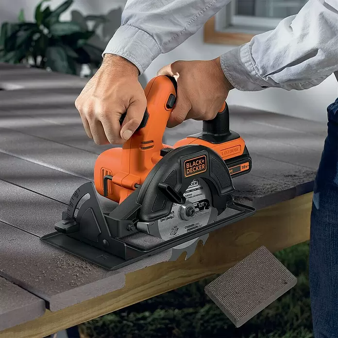 Black+Decker Akku-Handkreissäge BDCCS18-QW - 18 V, 1 Akku, 2 Ah, 3.700 U/min - Anwendungsbeispiel