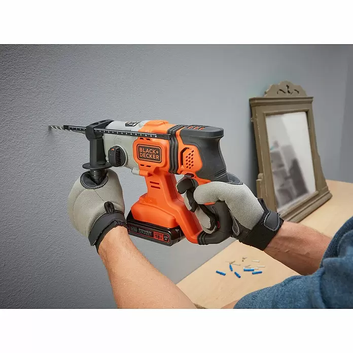 Black+Decker Akku-Kombihammer BCD900B-XJ - 18 V, Ohne Akku, Leerlaufdrehzahl: 0 U/min - 1.880 U/min, Einzelschlagstärke: 1,2 J - Anwendungsbeispiel