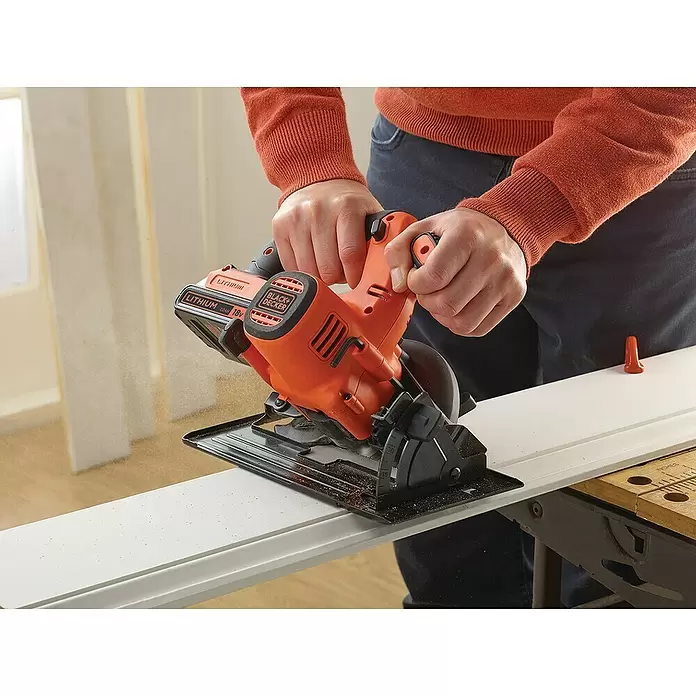Black+Decker Akku-Handkreissäge BDCCS18-QW - 18 V, 1 Akku, 2 Ah, 3.700 U/min - Anwendungsbeispiel