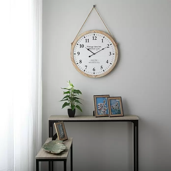 Reloj de pared redondo con correa - Blanco/Madera, Diámetro: 53 cm - Foto ambiente