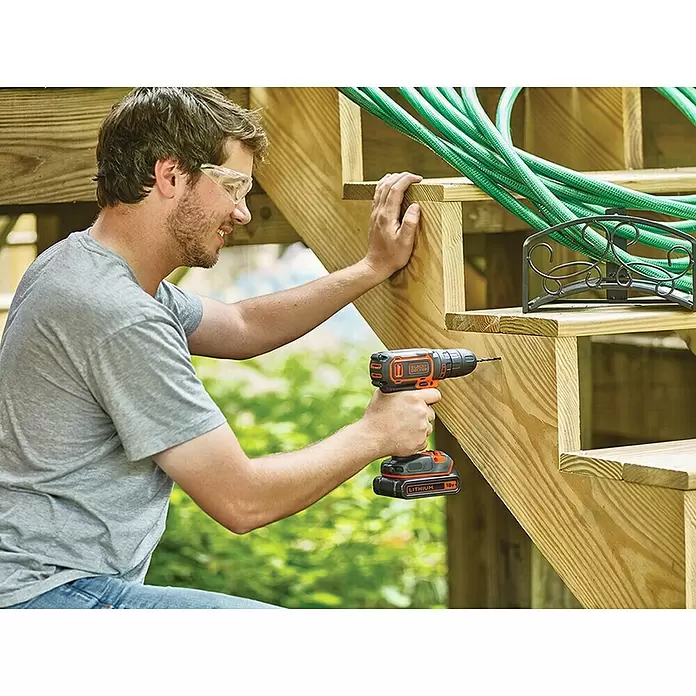 Black+Decker Akku-Schlagbohrschrauber BDCDC18KB-QW - 18 V, 2 Akkus, 1,5 Ah - Anwendungsbeispiel