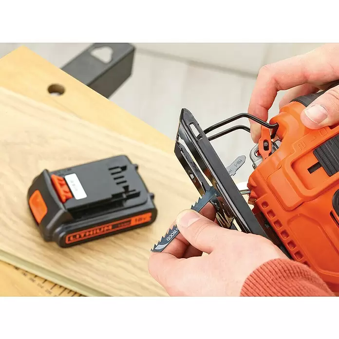 Black+Decker Pendelhubstichsäge BDCJS18-QW - 18 V, 1 Akku, 2 Ah, 0 - 2.500 Hübe/min - Anwendungsbeispiel
