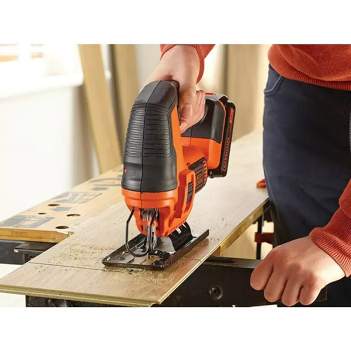 Black+Decker Pendelhubstichsäge BDCJS18-QW - 18 V, 1 Akku, 2 Ah, 0 - 2.500 Hübe/min - Anwendungsbeispiel