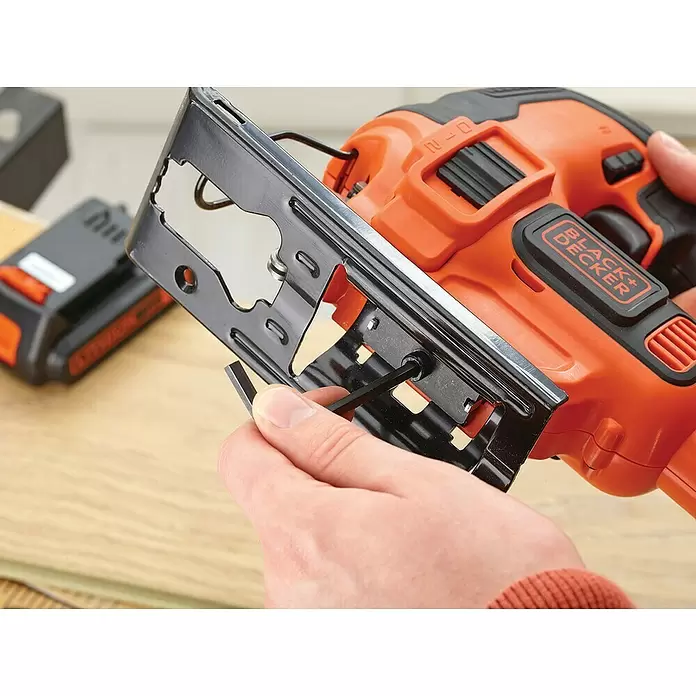 Black+Decker Pendelhubstichsäge BDCJS18-QW - 18 V, 1 Akku, 2 Ah, 0 - 2.500 Hübe/min - Anwendungsbeispiel