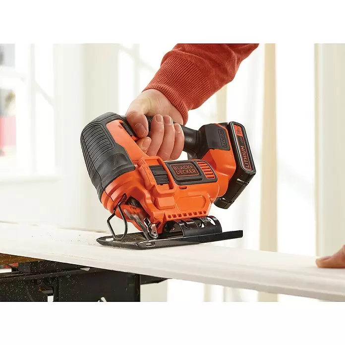 Black+Decker Pendelhubstichsäge BDCJS18-QW - 18 V, 1 Akku, 2 Ah, 0 - 2.500 Hübe/min - Anwendungsbeispiel