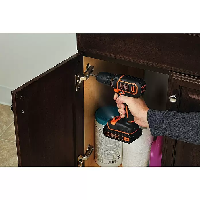 Black+Decker Akku-Schlagbohrschrauber BDCDC18KB-QW - 18 V, 2 Akkus, 1,5 Ah - Anwendungsbeispiel