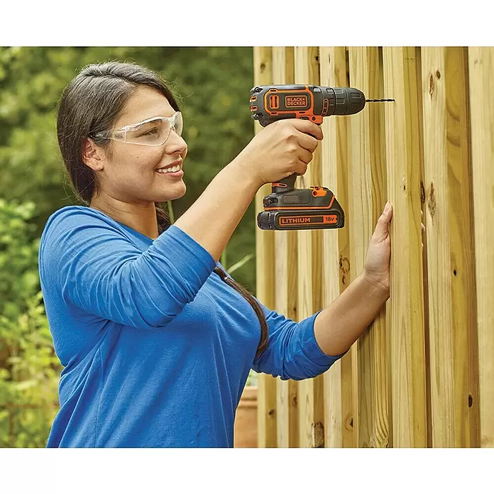 Black+Decker Akku-Schlagbohrschrauber BDCDC18KB-QW - 18 V, 2 Akkus, 1,5 Ah - Anwendungsbeispiel
