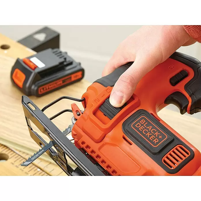 Black+Decker Pendelhubstichsäge BDCJS18-QW - 18 V, 1 Akku, 2 Ah, 0 - 2.500 Hübe/min - Anwendungsbeispiel
