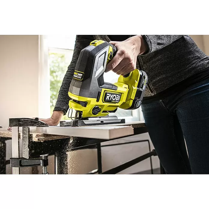 Ryobi ONE+HP Sierra de calar de batería RJS18X - 18 V, Sin batería, Número de carreras marcha en vacío: 800 - 3.400 carreras/min - Producto en uso