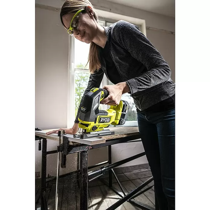 Ryobi ONE+HP Sierra de calar de batería RJS18X - 18 V, Sin batería, Número de carreras marcha en vacío: 800 - 3.400 carreras/min - Producto en uso