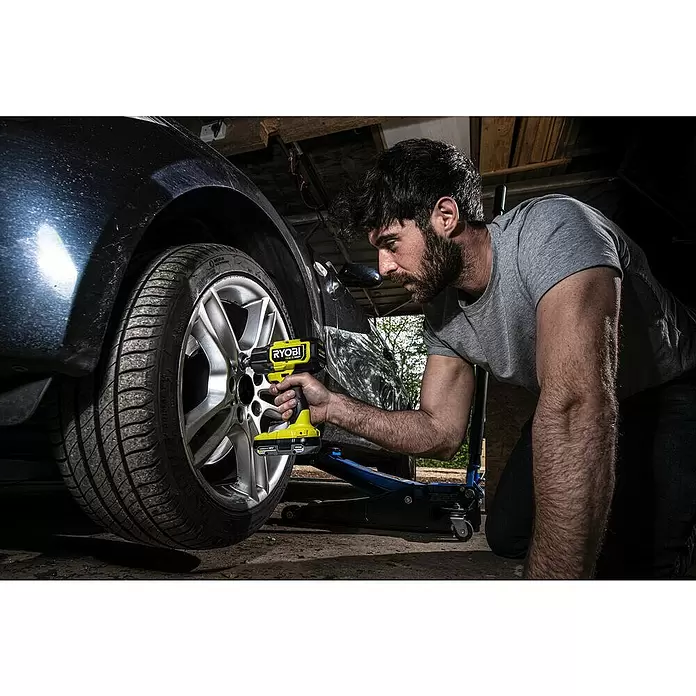Ryobi ONE+HP Llave de impacto de batería RIW18X - 18 V, Sin batería, Número de revoluciones de marcha en vacío: 0 r.p.m. - 2.800 r.p.m. - Producto en uso