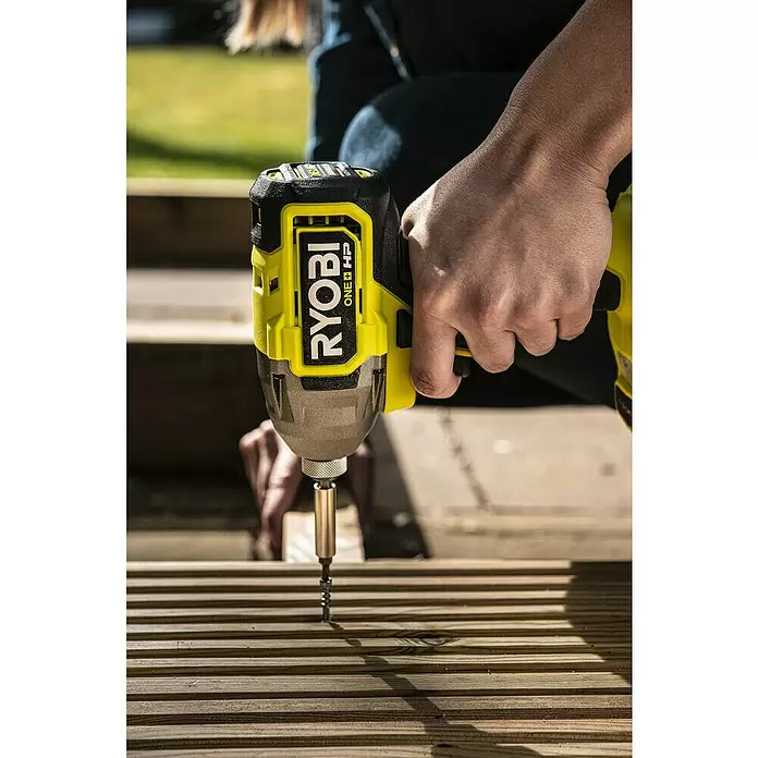 Ryobi ONE+HP Atornillador de impacto de batería RID18X - 18 V, Sin batería, Número de revoluciones de marcha en vacío: 0 r.p.m. - 2.900 r.p.m. - Producto en uso