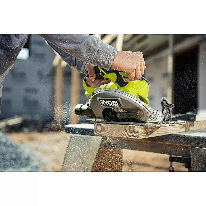 Ryobi ONE+HP Sierra circular de batería RCS18X - 18 V, Sin batería, 4.500 r.p.m. - Producto en uso