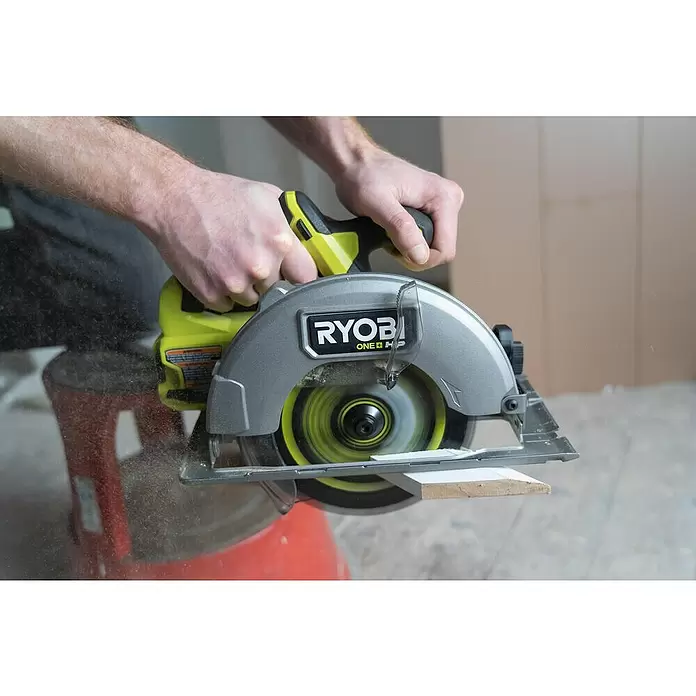 Ryobi ONE+HP Sierra circular de batería RCS18X - 18 V, Sin batería, 4.500 r.p.m. - Producto en uso