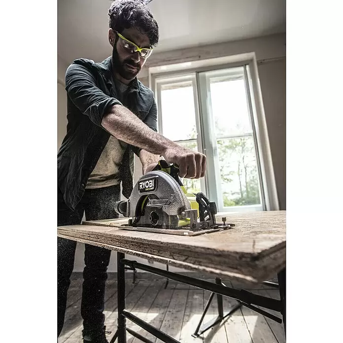 Ryobi ONE+HP Sierra circular de batería RCS18X - 18 V, Sin batería, 4.500 r.p.m. - Producto en uso