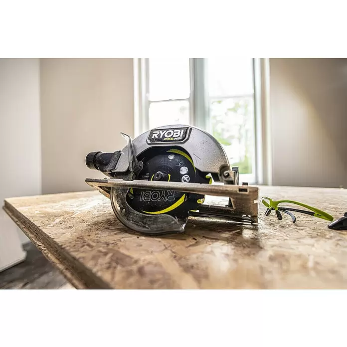 Ryobi ONE+HP Sierra circular de batería RCS18X - 18 V, Sin batería, 4.500 r.p.m. - Foto ambiente