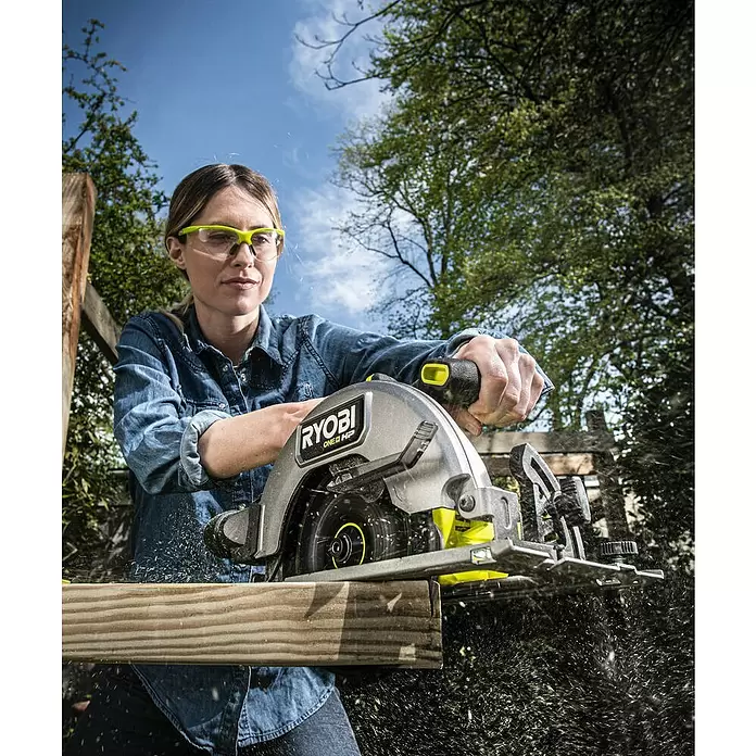 Ryobi ONE+HP Sierra circular de batería RCS18X - 18 V, Sin batería, 4.500 r.p.m. - Producto en uso