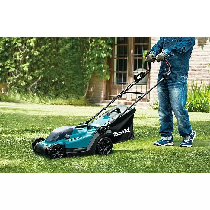Makita Akku-Rasenmäher DLM330RM - 18 V, 1 Akku, 4 Ah, Schnittbreite: 33 cm - Anwendungsbeispiel