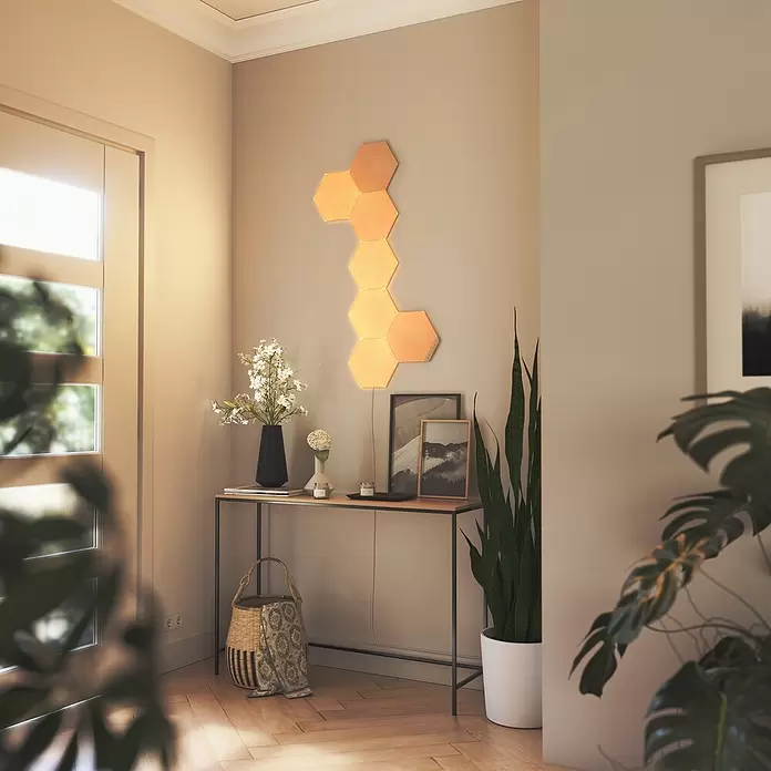 Nanoleaf LED-Panel Elements Hexagons 7er Starter Set - 42 W, Holzoptik - Stimmungsaufnahme