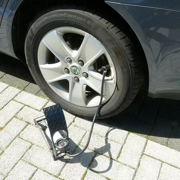 Carpoint Voetpomp enkel Premium - 7 bar - Toepassingsvoorbeeld