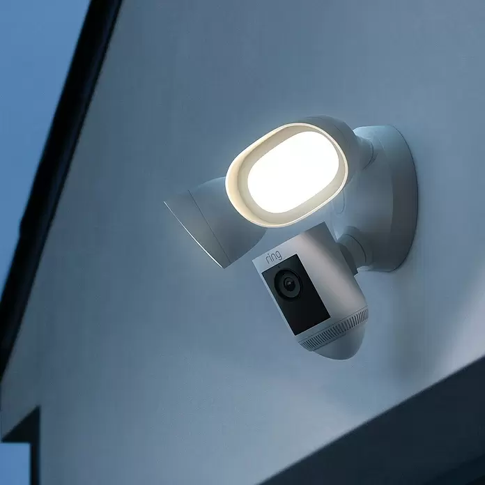 Ring Überwachungskamera Floodlight Cam Wired Pro - Weiß, 1.920 x 1.080 Pixel (Full HD) - Stimmungsaufnahme