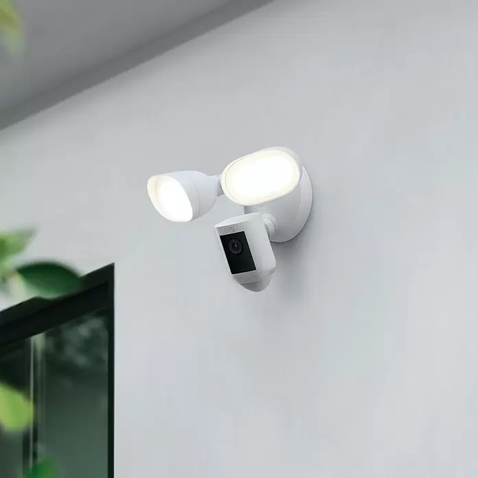 Ring Überwachungskamera Floodlight Cam Wired Pro - Weiß, 1.920 x 1.080 Pixel (Full HD) - Stimmungsaufnahme