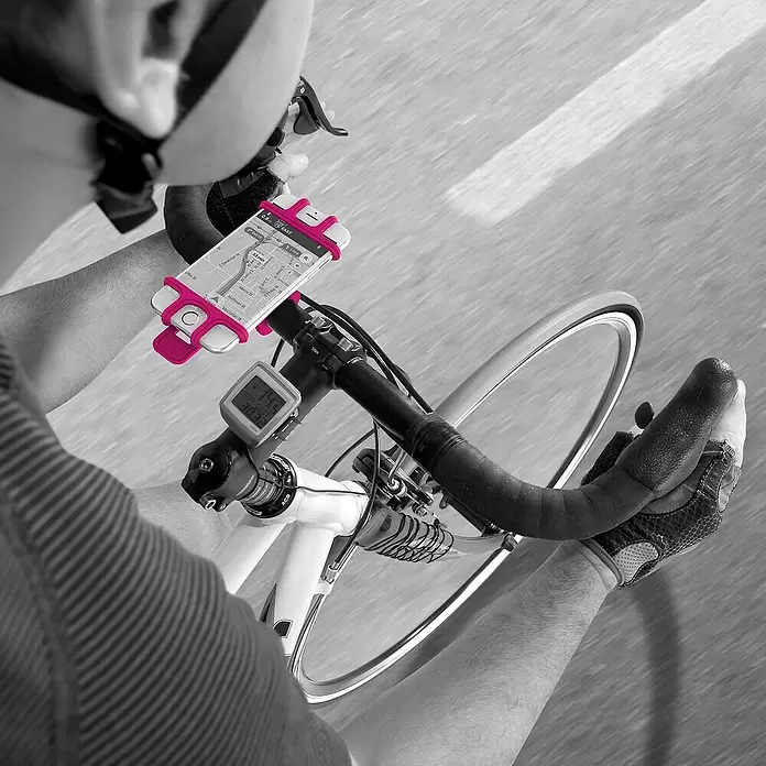 Celly Telefoonhouder Fiets - Roze, Siliconen, Geschikt voor: Fietsen - Toepassingsvoorbeeld