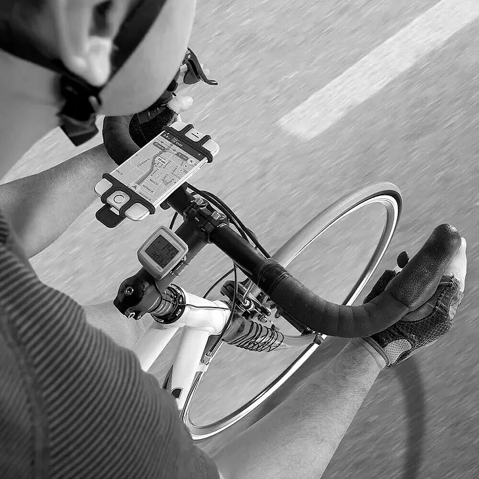 Celly Telefoonhouder Fiets - Zwart, Siliconen, Geschikt voor: Fietsen - Toepassingsvoorbeeld