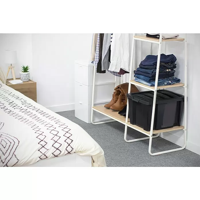 Caja con cierres de clip Ecobox - L x An x Al: 39,6 x 37,8 x 18,5 cm, Negro, Capacidad: 30 l, Con tapa - Foto ambiente
