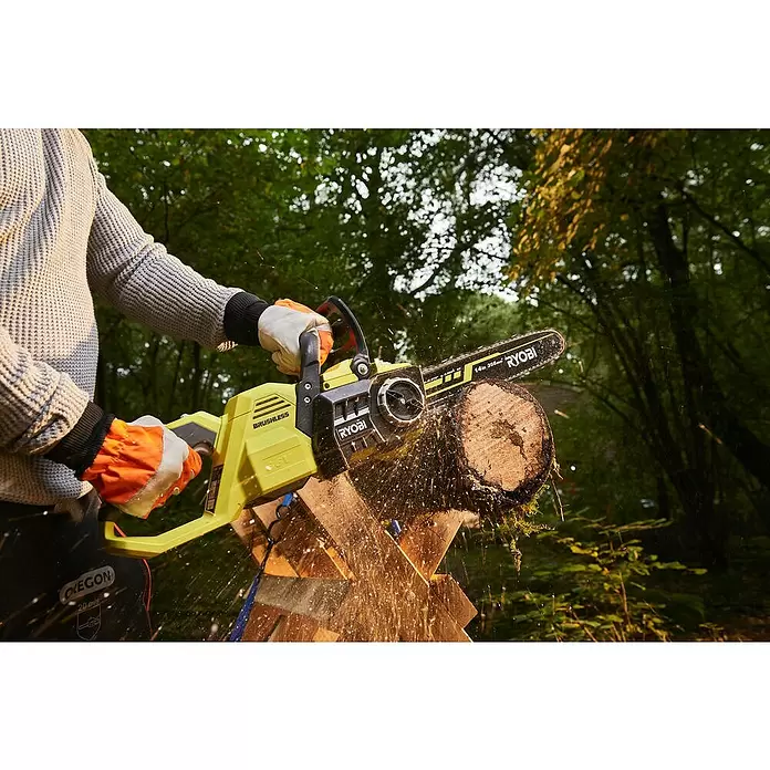 Ryobi Akku-Kettensäge RY36CSX35A-150 - 36 V, Li-Ionen, 1 Akku, Schwertlänge: 35 cm - Anwendungsbeispiel