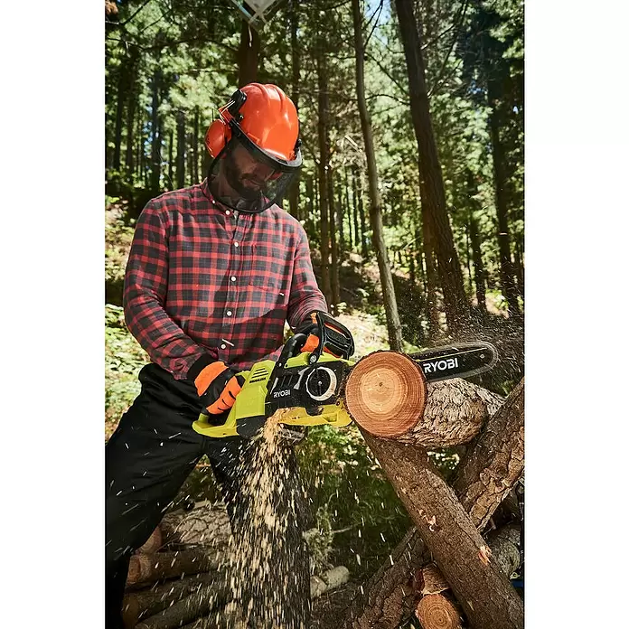 Ryobi Akku-Kettensäge RY36CSX35A-150 - 36 V, Li-Ionen, 1 Akku, Schwertlänge: 35 cm - Anwendungsbeispiel