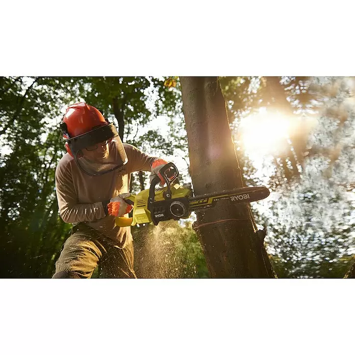 Ryobi Akku-Kettensäge RY36CSX35A-150 - 36 V, Li-Ionen, 1 Akku, Schwertlänge: 35 cm - Anwendungsbeispiel