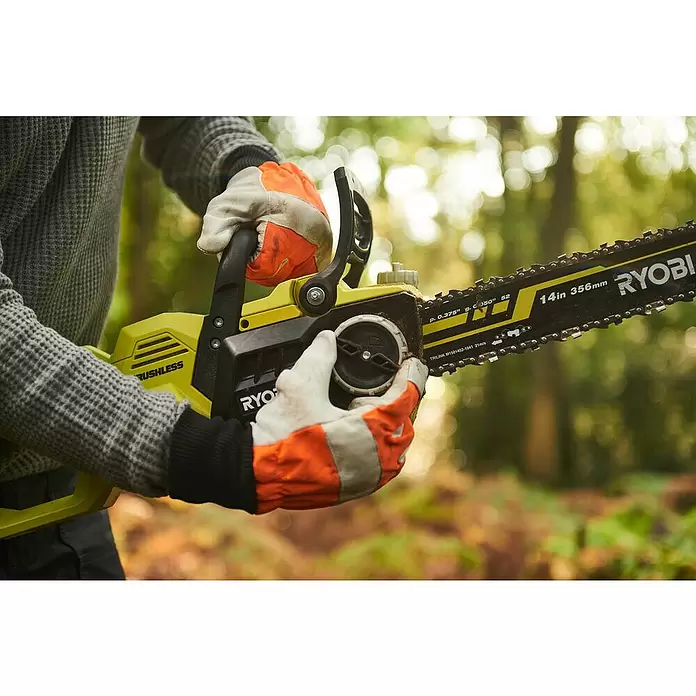 Ryobi Akku-Kettensäge RY36CSX35A-150 - 36 V, Li-Ionen, 1 Akku, Schwertlänge: 35 cm - Anwendungsbeispiel