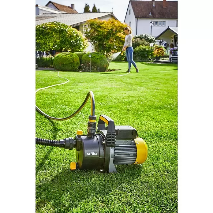 Neptun Bomba de agua para jardín NGP-E 68 - 650 W, Capacidad de bombeo máx.: 3.800 l/h - Producto en uso