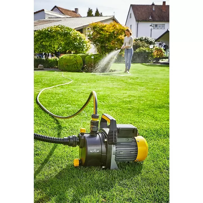 Neptun Bomba de agua para jardín NGP-E 68 - 650 W, Capacidad de bombeo máx.: 3.800 l/h - Producto en uso